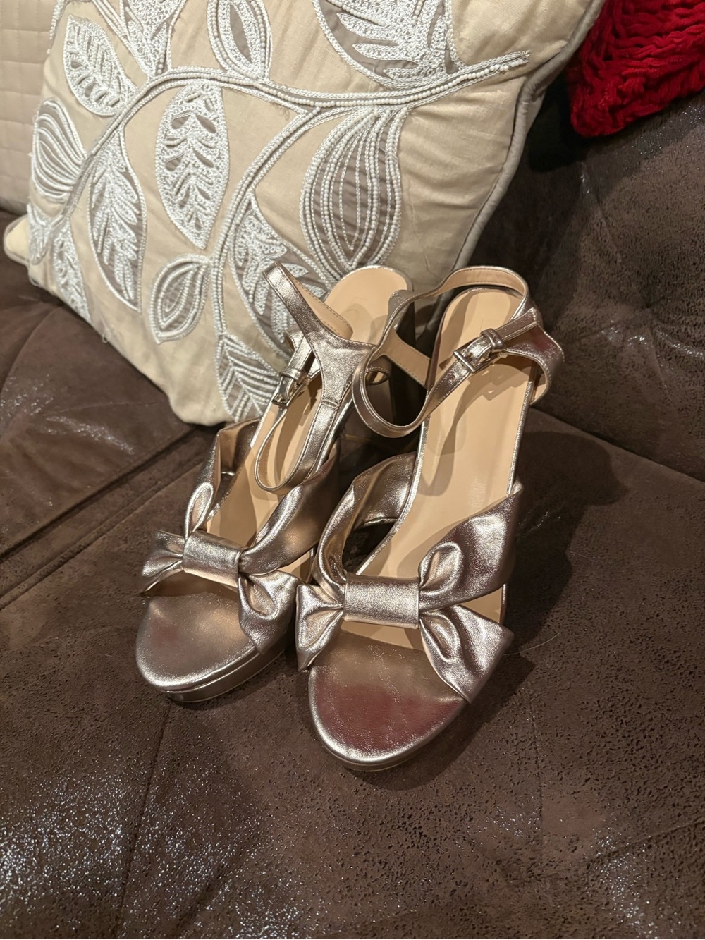 💖SPOTLIGHT💖NWOT Loft Metallic Gold Platform Bow Heels/Sandals